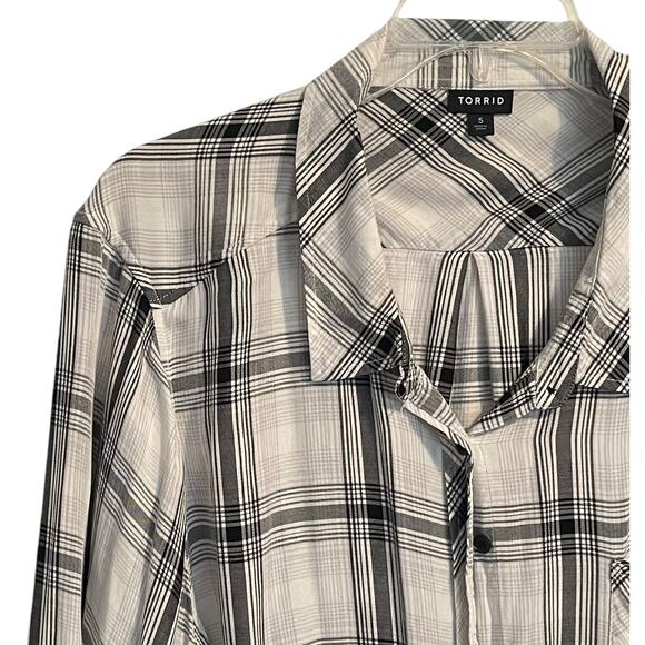 Torrid Lizzie Rayon Twill Button-Up Shirt Womens Size 5X Black & White Plaid - Picture 3 of 10